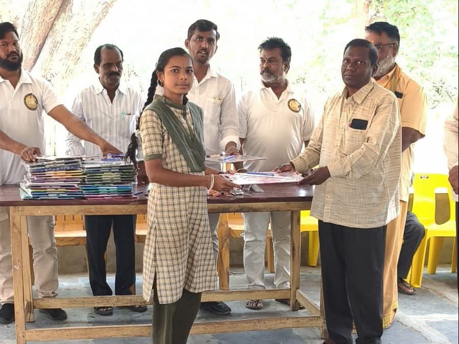 విద్యార్థులకు పరీక్ష సామాగ్రి పంపిణీ