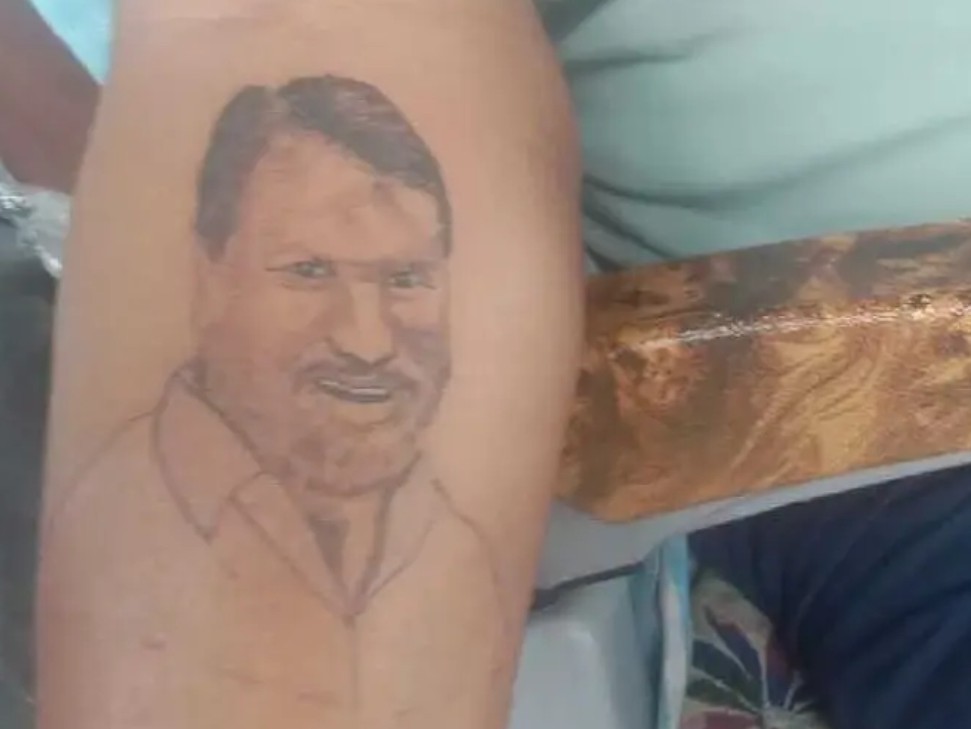 మంత్రి ఫోటో టాటూ వేయించుకున్న అభిమాని