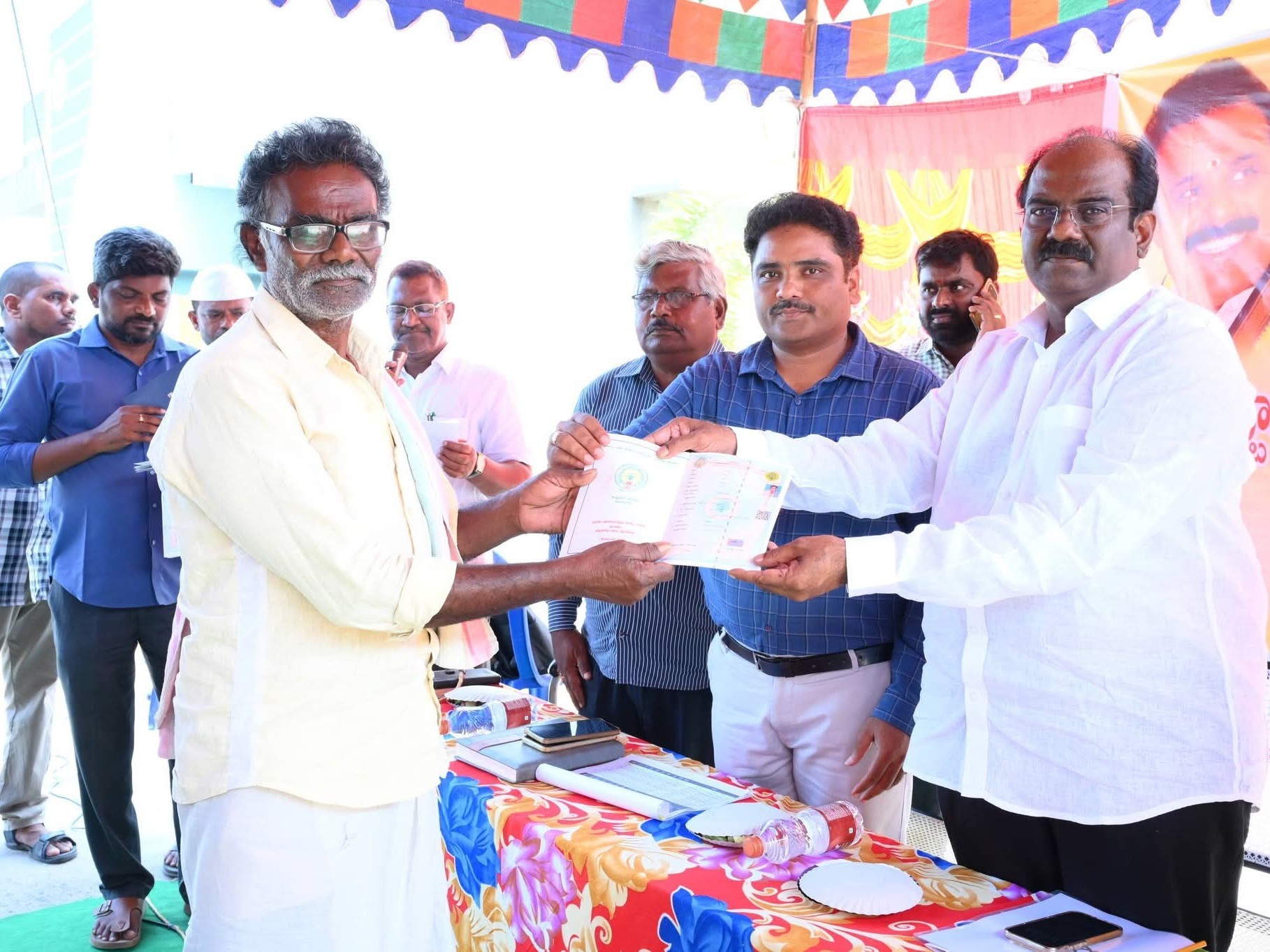 పట్టాదారు పాస్‌పుస్తకాలను పంపిణీ చేసిన శివప్రసాద్