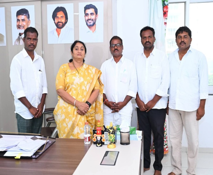 మంత్రి సవితకు వినతుల వెల్లువ