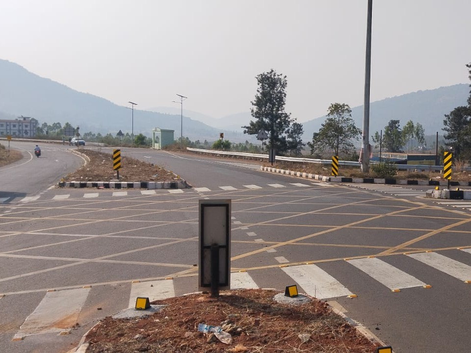 నాలుగు లైన్ల రహదారిపై గందరగోళ ప్రయాణం