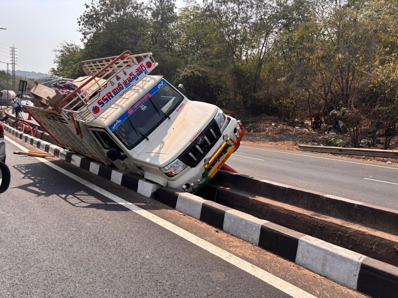 బొలెరోను ఢీకొట్టిన ప్రైవేట్ బస్సు