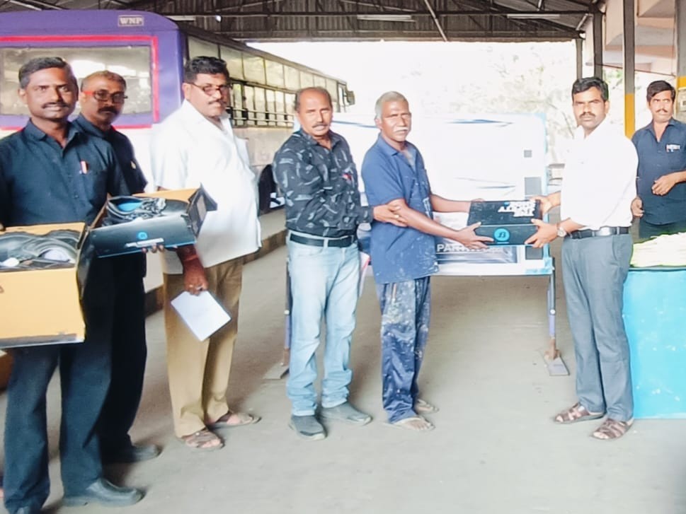 ఆర్టీసీ సిబ్బందికి కొత్త యూనిఫాంలు అందజేసిన మేనేజర్