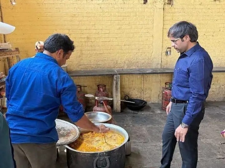 విద్యార్థుల తరగతి గదులను పరిశీలించిన కలెక్టర్