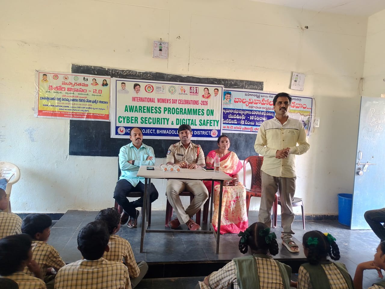 బాల్య వివాహాలను చట్టనీత్యా నేరం ఎస్సై రమేష్