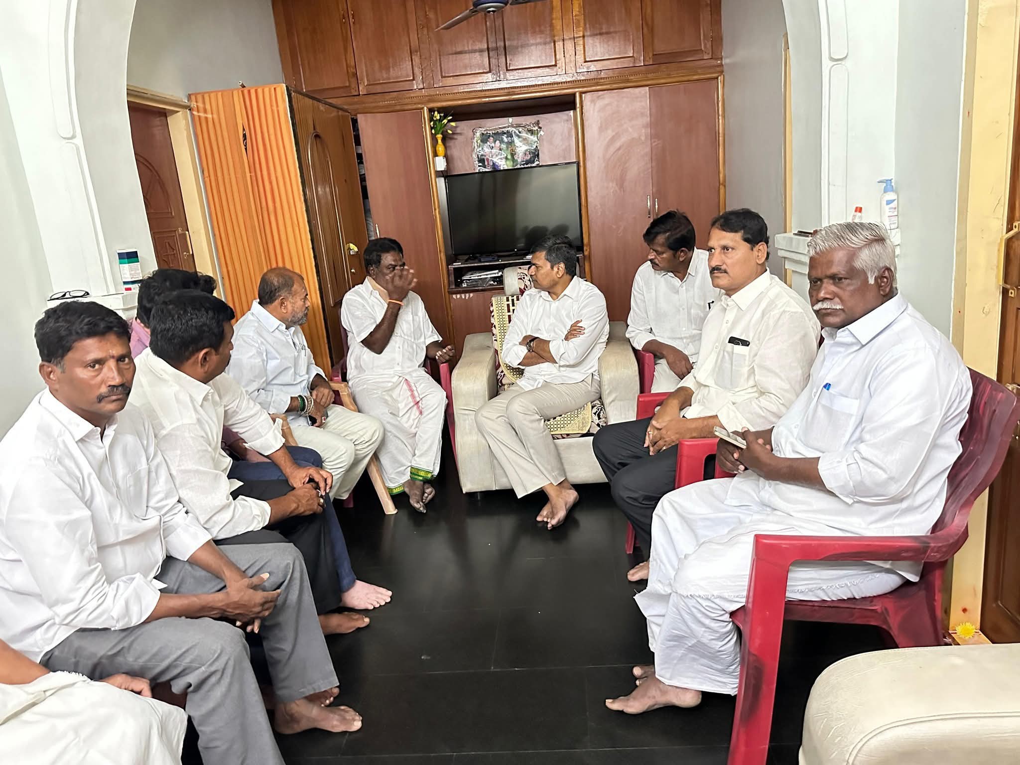 లక్ష్మీపతి రెడ్డిని పరామర్శించిన శ్రీధర్ రెడ్డి