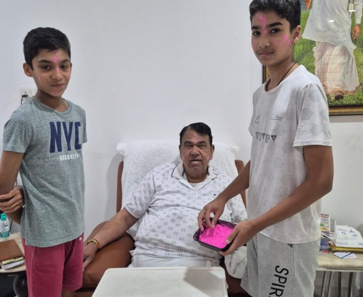 కుటుంబ సభ్యులతో హోలీ వేడుకల్లో పాల్గొన్న ఎమ్మెల్యే