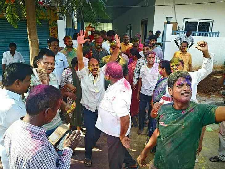 మంత్రి క్యాంప్ కార్యాలయంలో హోలీ సంబరాలు