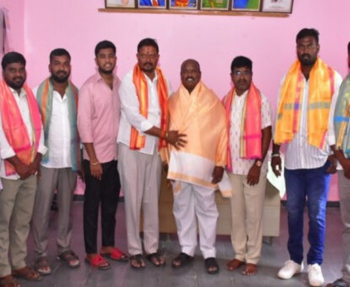 గ్రామపంచాయతీకి మైకు సెట్ బహుకరణ