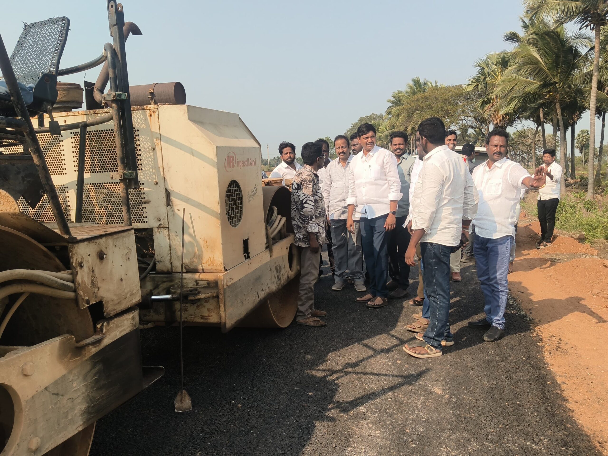 రహదారి నిర్మాణ పనులను పరిశీలించిన ఎమ్మెల్యే