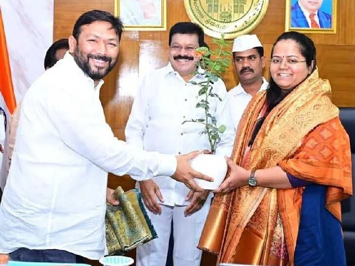 కలెక్టర్‌ను కలిసిన మాజీ ఛైర్మన్