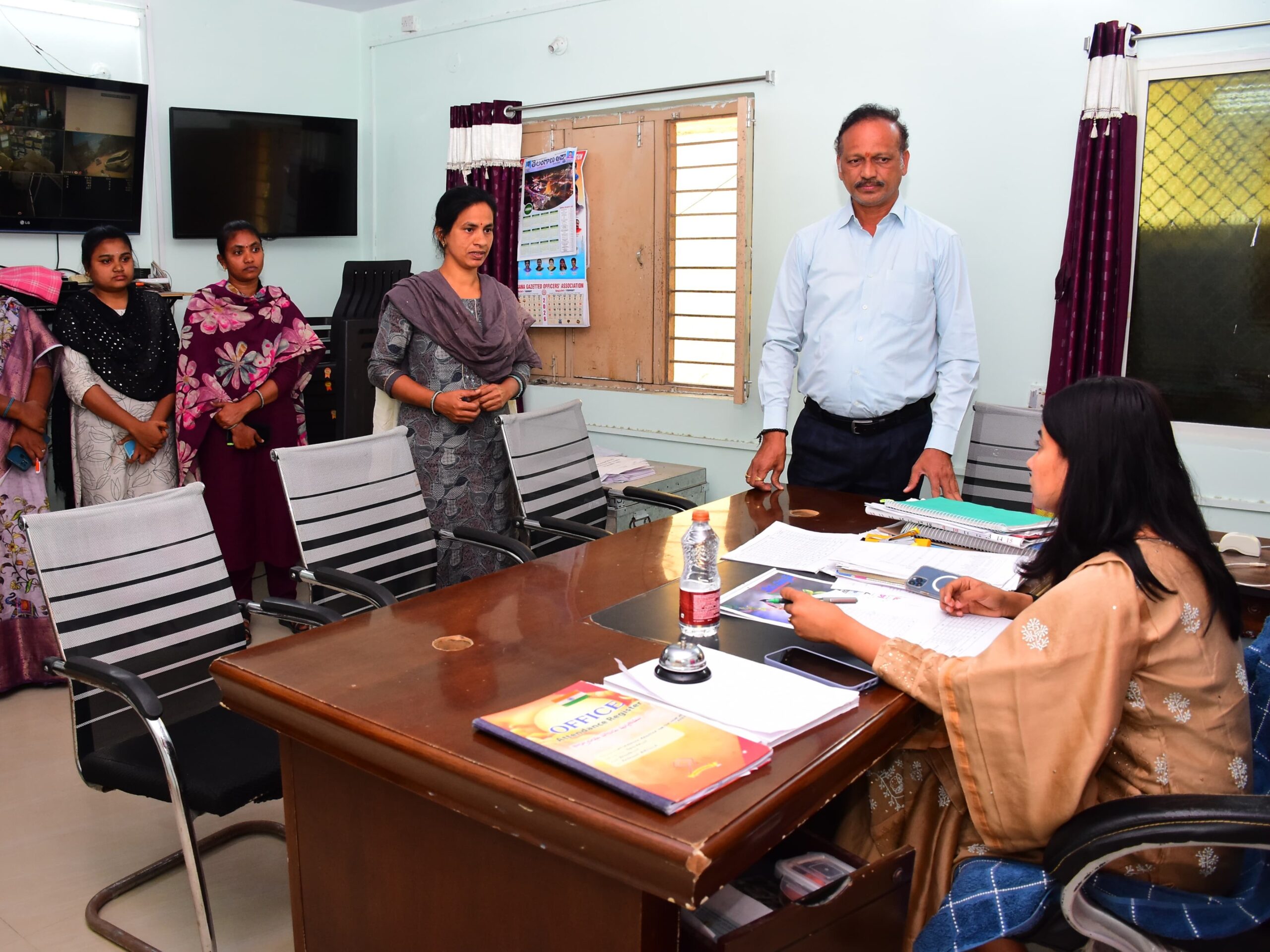 తహసిల్దార్ కార్యాలయాన్ని తనిఖీ చేసిన కలెక్టర్