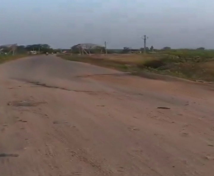 గద్వాల్ -ఆత్మకూరు రహదారిపై మట్టి గతుకులు