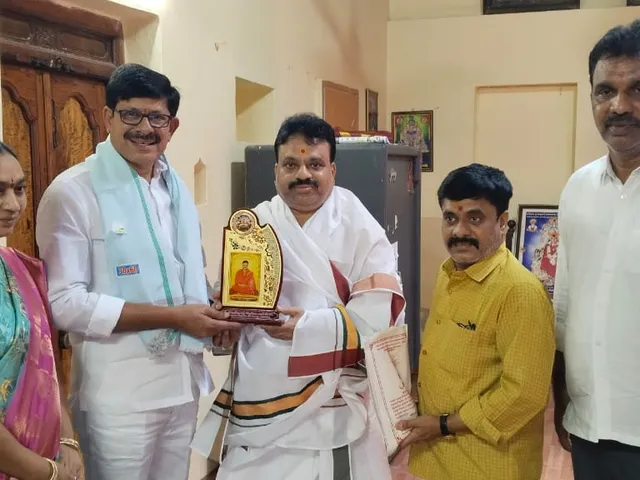 వీరబ్రహ్మేంద్ర స్వామిని దర్శించుకున్న మున్సిపల్ ఛైర్మన్