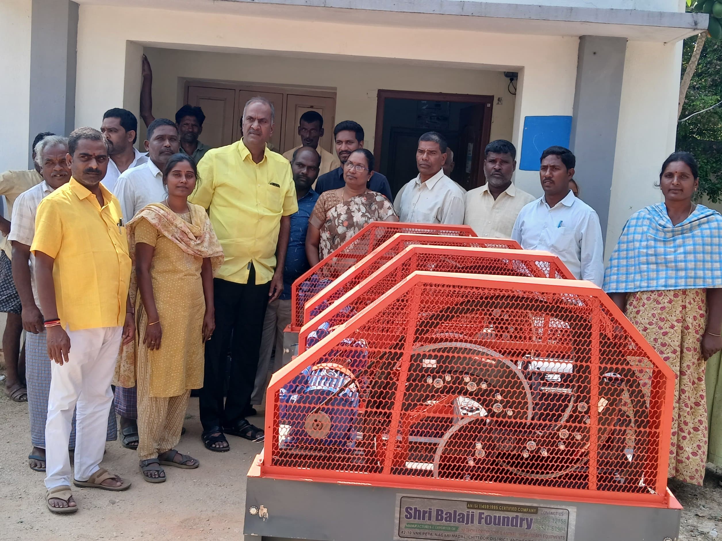 పాడి రైతులకు సబ్సిడీ యంత్రాలు