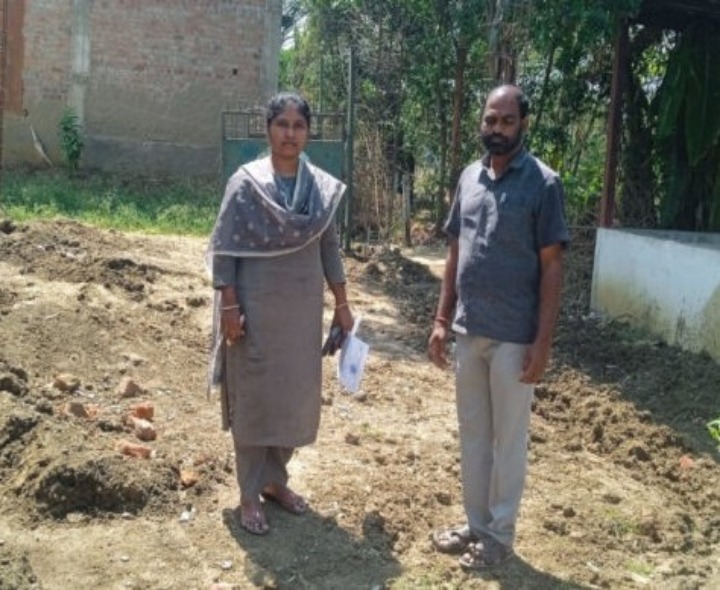 ఇంటి నిర్మాణాన్ని పరిశీలించిన కార్యదర్శి