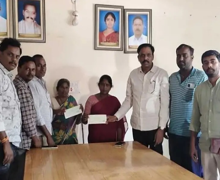 లబ్ధిదారులకు కళ్యాణ లక్ష్మీ చెక్కుల పంపిణీ