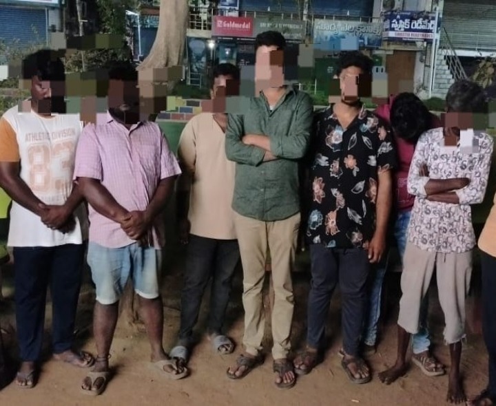 పేకాట శిబిరంపై దాడి.. 11 మంది అరెస్ట్