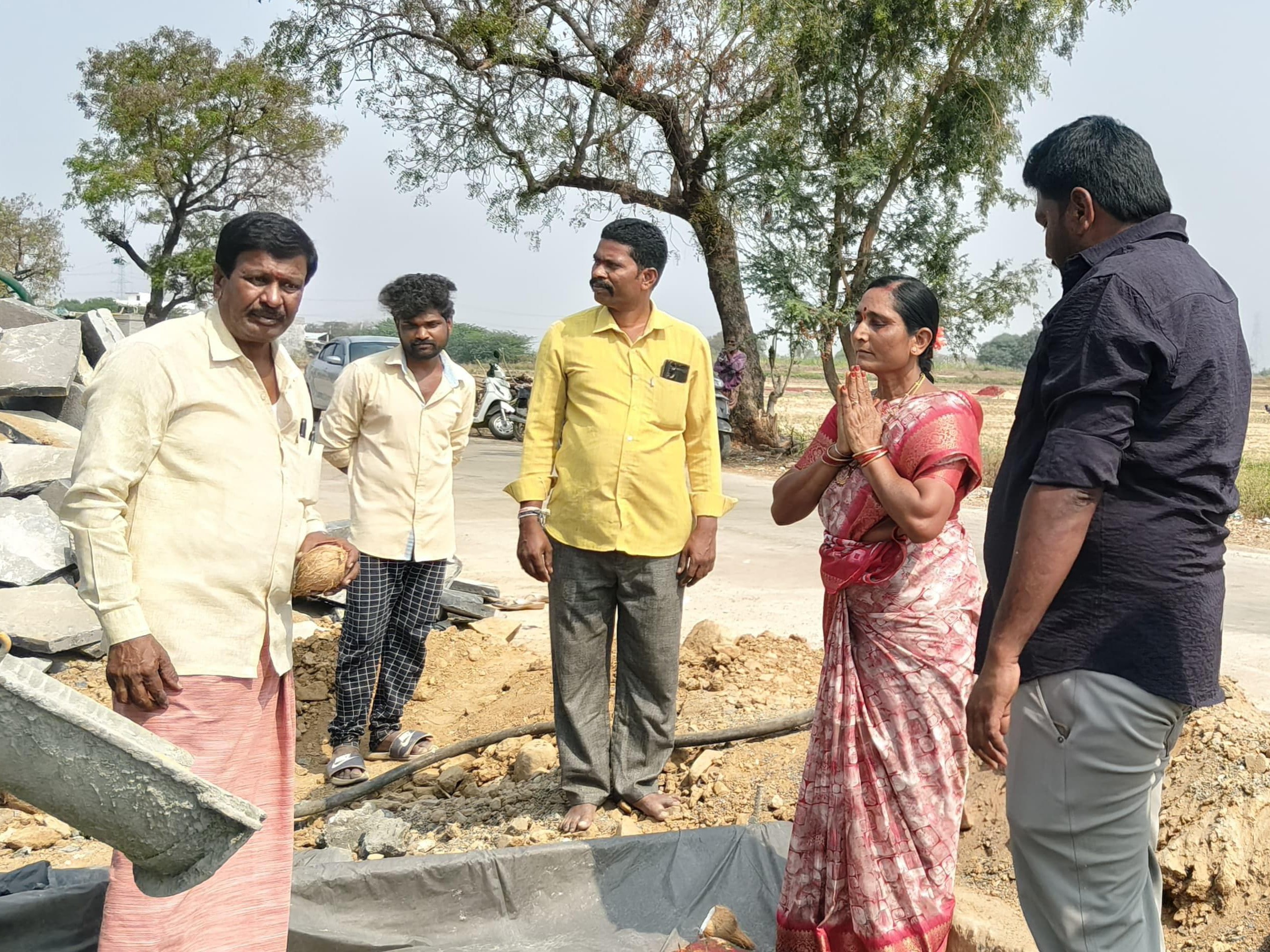 సీసీ రోడ్డు నిర్మాణానికి భూమి పూజ