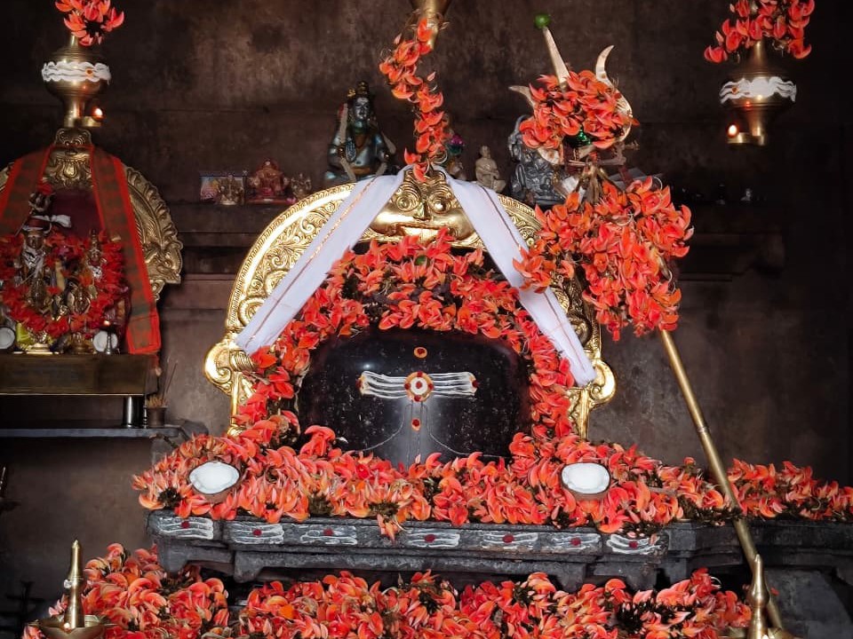 కోటగుళ్లు గణపేశ్వరునికి మోదుగు పూలతో అలంకరణ