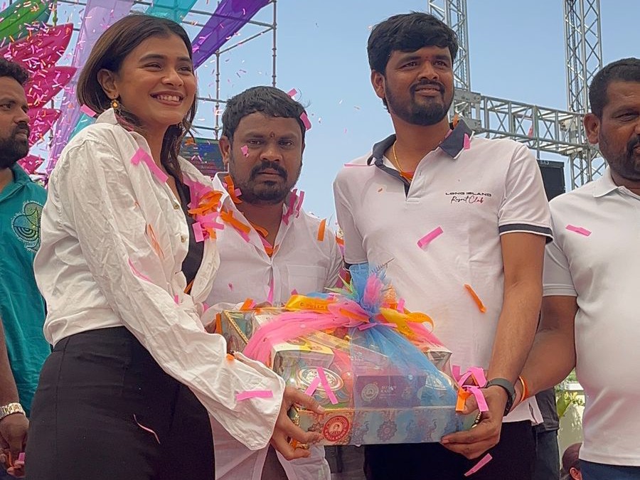 షాద్‌నగర్‌లో సినీనటి సందడి