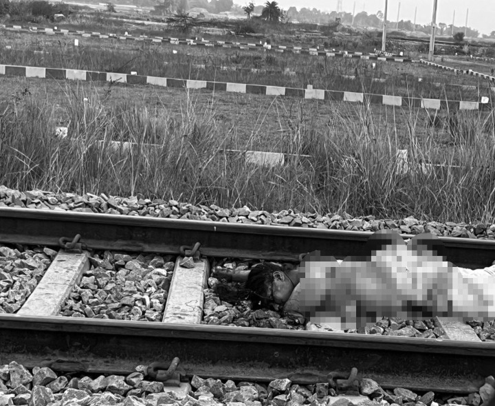 పట్టాలు దాటుతుండగా విద్యార్థిని మృతి