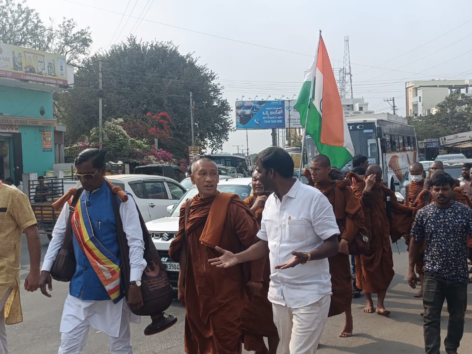 ఎల్బీనగర్‌కు చేరుకున్న బౌద్ధ బైక్షువుల పాదయాత్ర