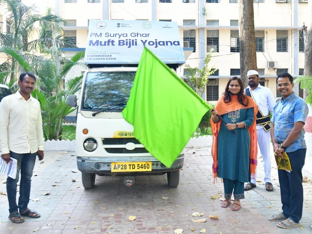 ప్రచార వాహనాన్ని ప్రారంభించిన అడిషనల్ కలెక్టర్