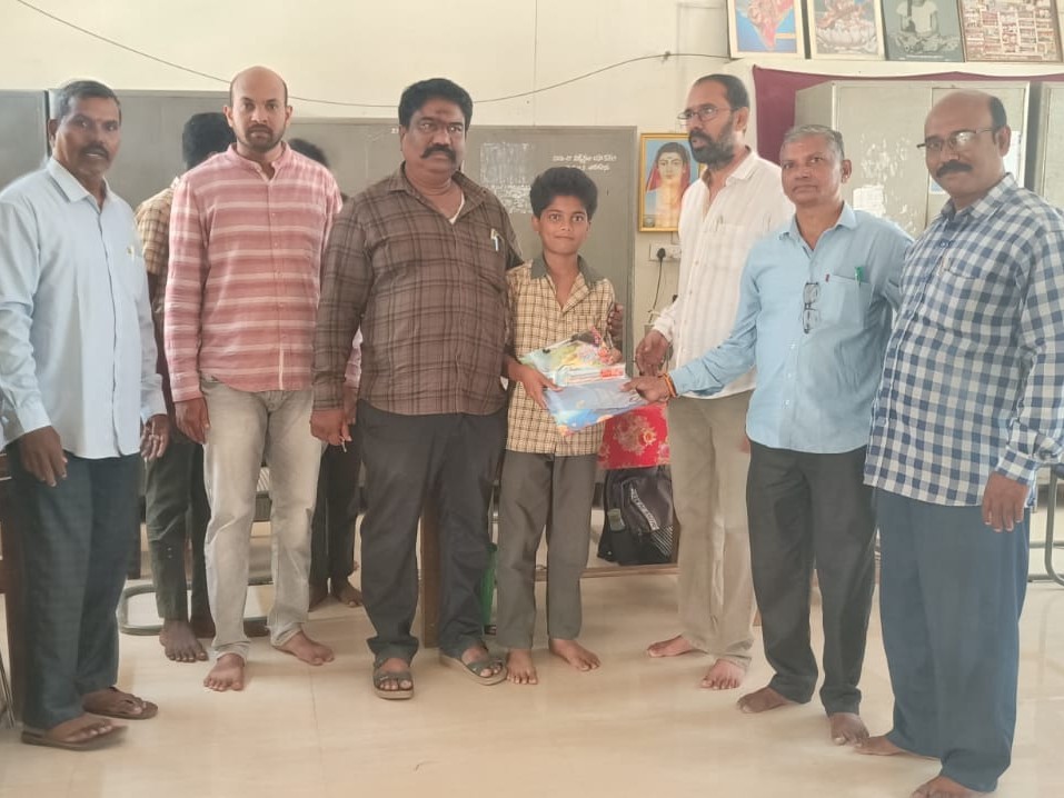 పదవ తరగతి విద్యార్థులకు పరీక్ష సామాగ్రి పంపిణీ