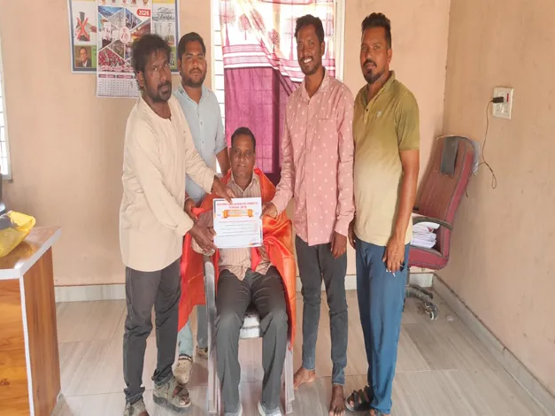 లైన్‌మెన్లకు ప్రశంసా పత్రాల అందజేత