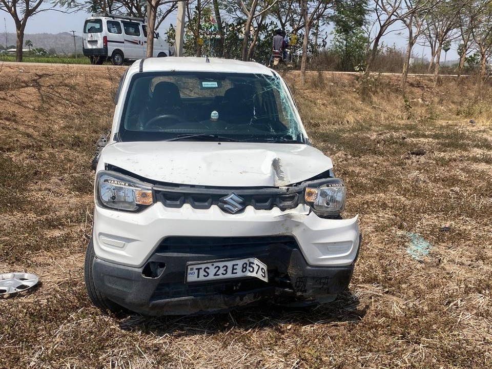 అదుపుతప్పిన కారు.. జస్ట్ మిస్