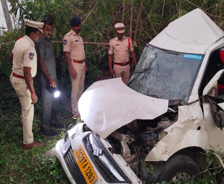 రోడ్డు ప్రమాద స్థలాన్ని పరిశీలించిన ఎస్పీ