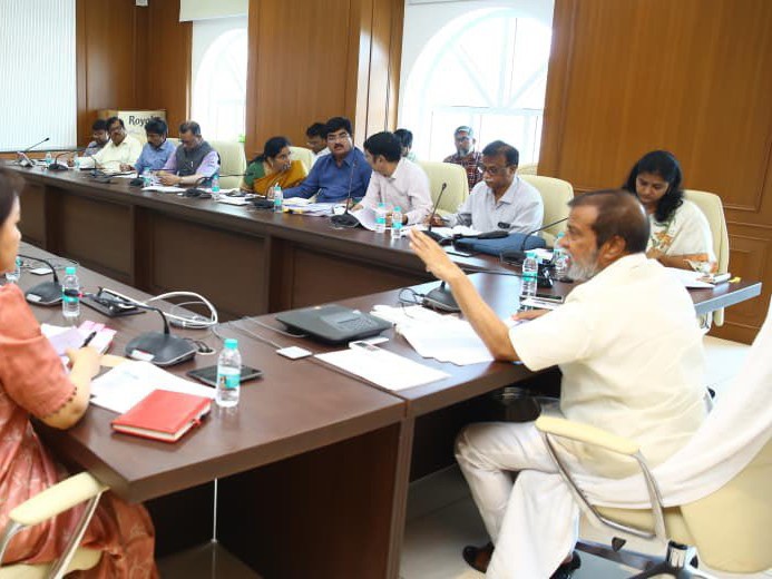 అధికారులతో మంత్రి సమీక్ష