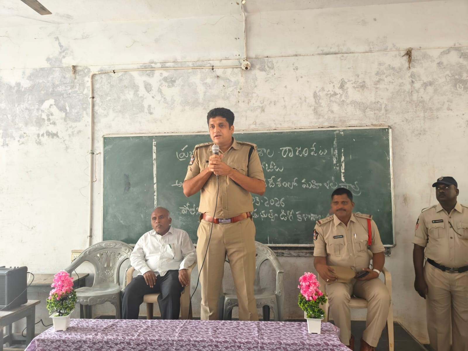 మహిళల భద్రతకు పోలీసుల అగ్ర ప్రాధాన్యం