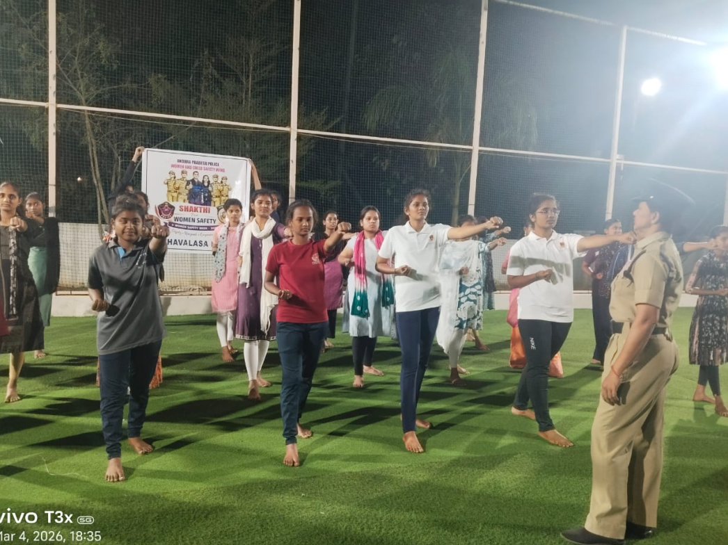 స్వీయ రక్షణపై విద్యార్థులకు మెళుకువలు