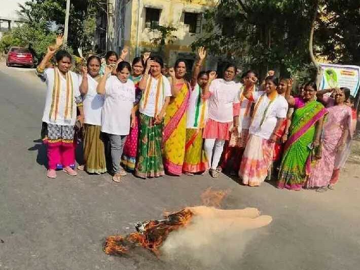 కేంద్ర మంత్రి దిష్టిబొమ్మ దహనం