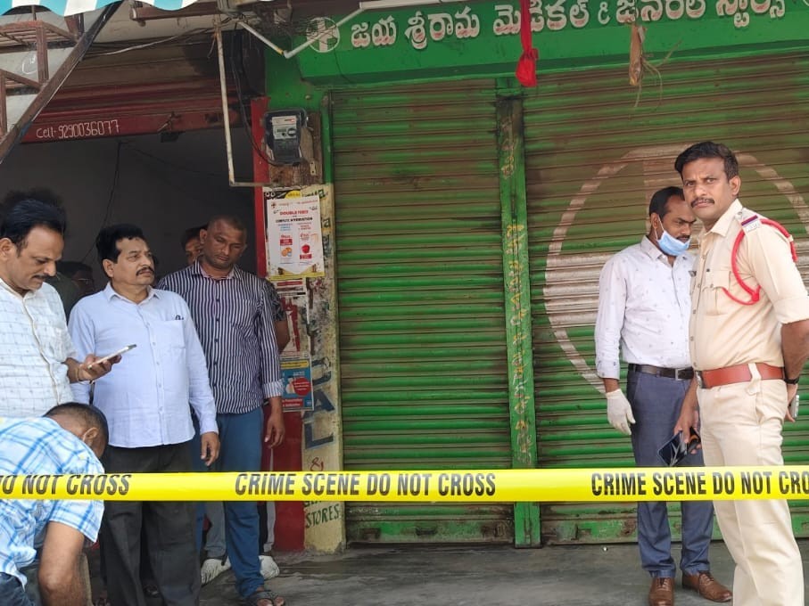 మందుల దుకాణంలో చోరీ