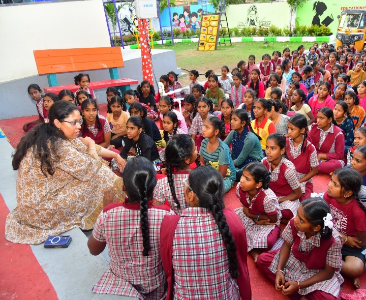 బాలికల హాస్టల్‌‌ను తనిఖీ చేసిన కలెక్టర్