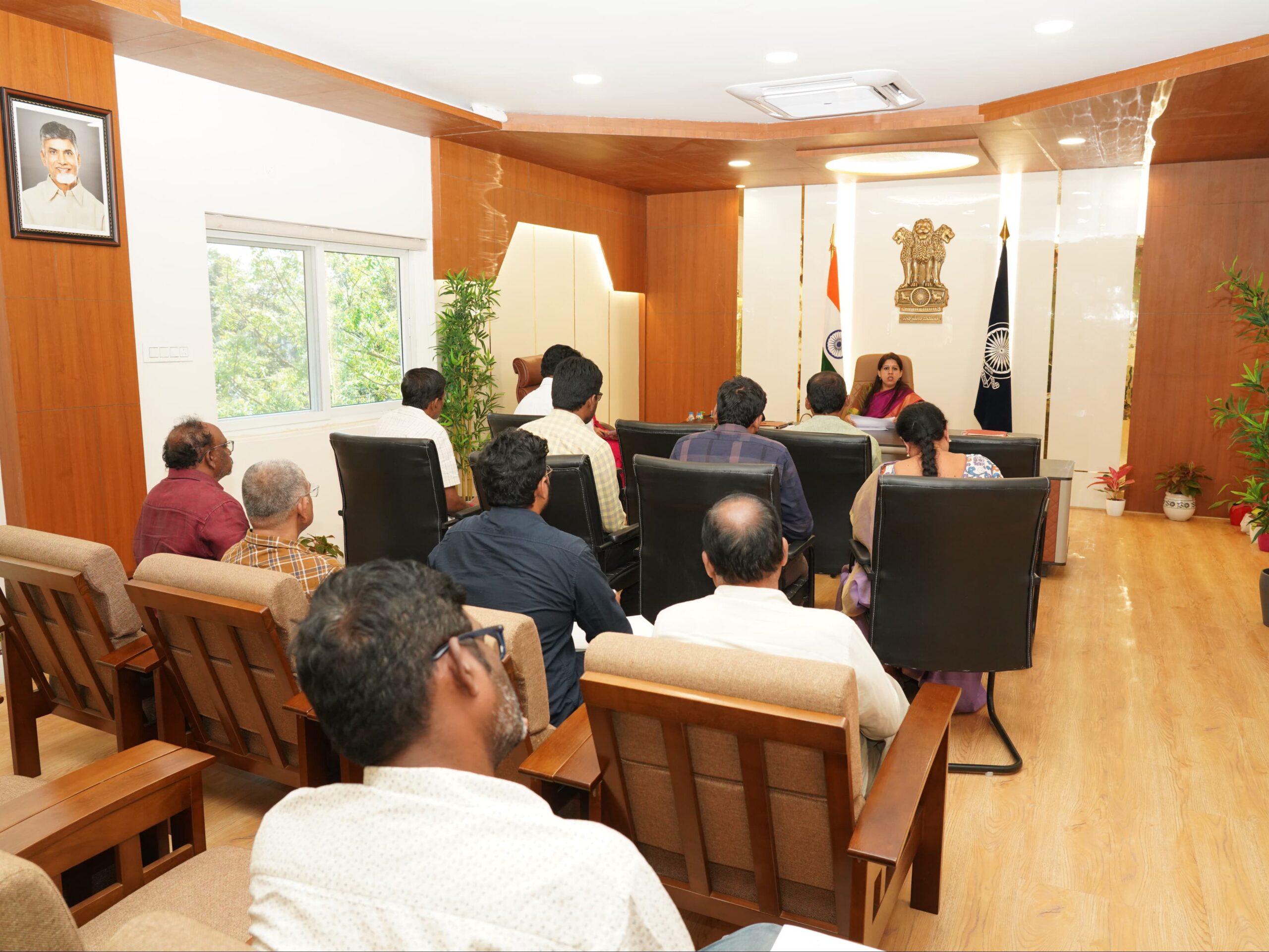 బ్యాంకర్లతో మాట్లాడిన జిల్లా కలెక్టర్