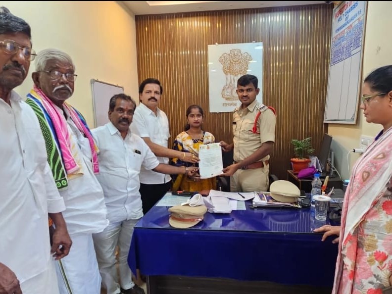 అసభ్యకర వ్యాఖ్యలపై పోలీసులకు ఫిర్యాదు