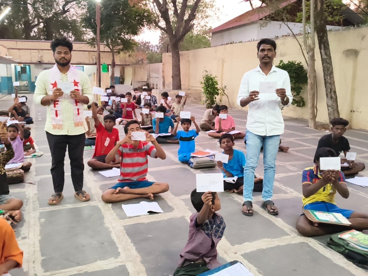 సంక్షేమ హాస్టల్ సమస్యలపై ఎస్‌ఎఫ్‌ఐ పోస్ట్‌కార్డు ఉద్యమం