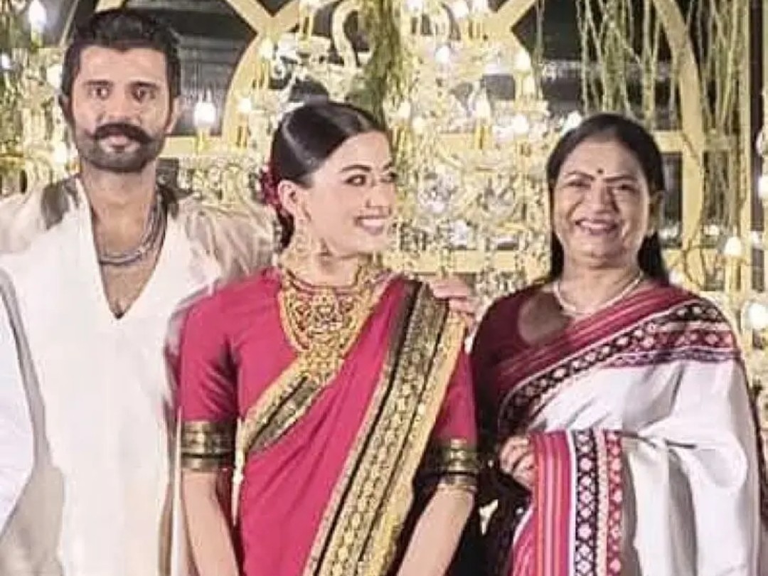 విజయ్ దేవరకొండ దంపతులను ఆశీర్వదించిన ఎంపీ