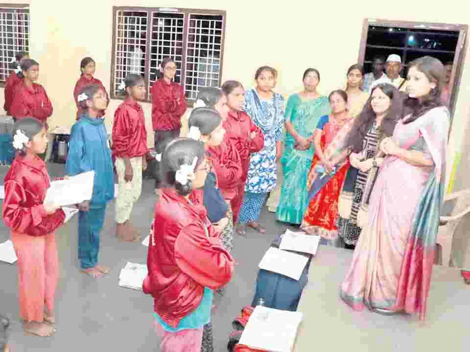 గిరిజన గురుకుల పాఠశాలలో అధికారి తనిఖీలు