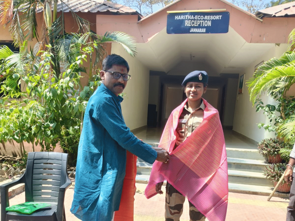 సెంట్రల్ ఫోర్సులో అక్కాచెల్లళ్లకు  ఉద్యోగాలు..సన్మానం