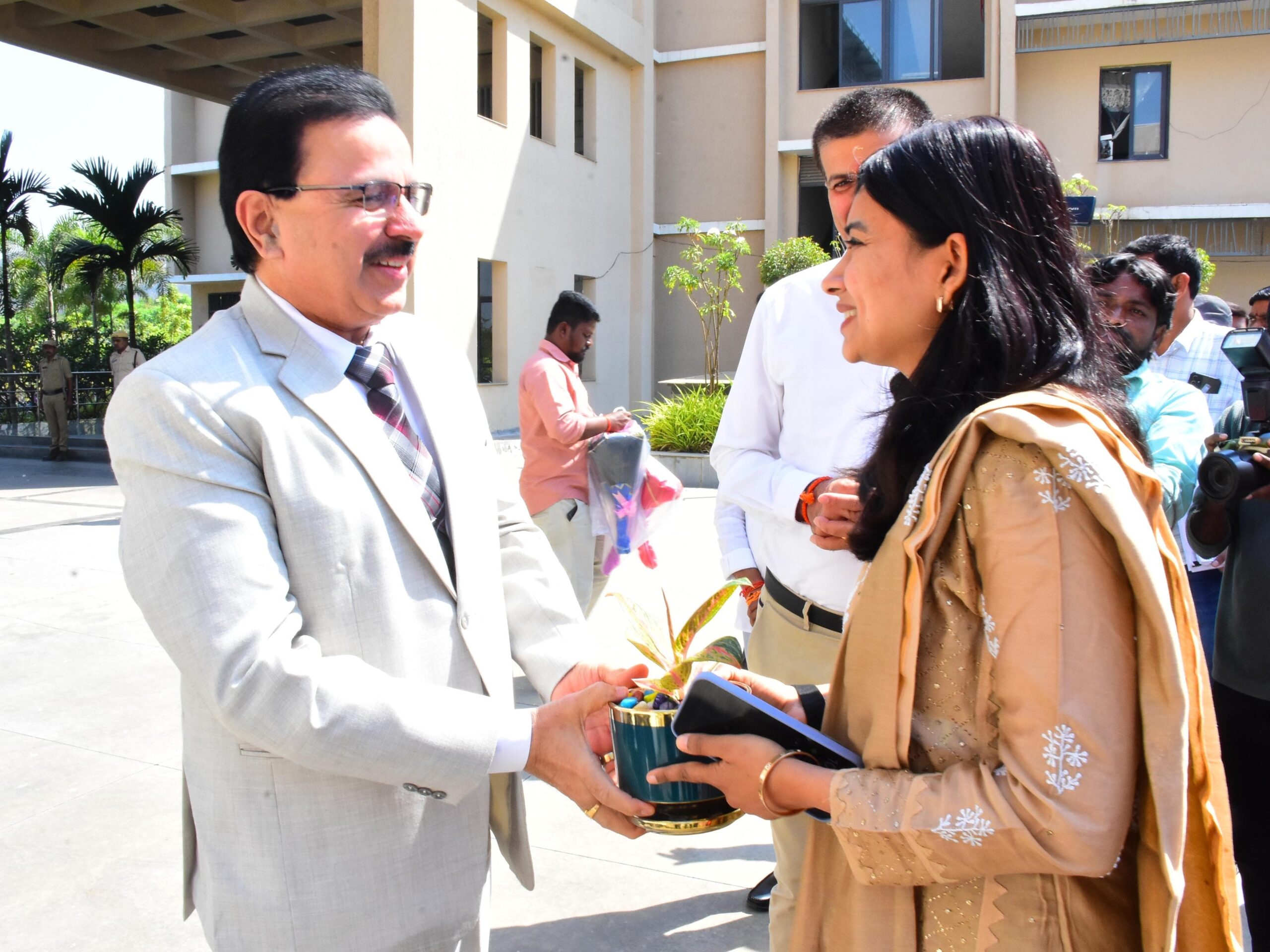 ఈఆర్‌సీ ఛైర్మన్‌కు ఘన స్వాగతం పలికిన కలెక్టర్