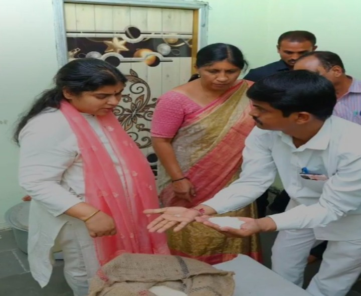 అర్ధరాత్రి ఎస్సీ హాస్టల్లో కలెక్టర్ ఆకస్మిక తనిఖీ