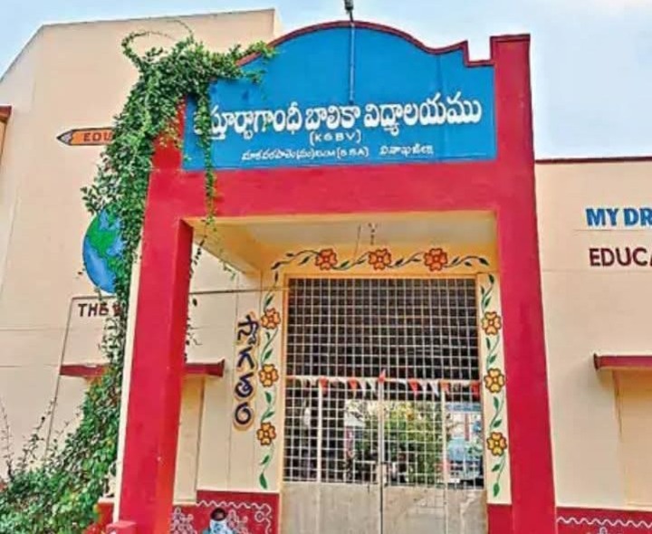 ఆరో తరగతి ప్రవేశాలకు నోటిఫికేషన్ విడుదల