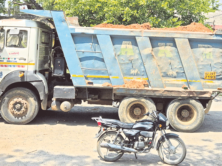 అక్రమంగా మట్టి తరలిస్తున్న టిప్పర్ల పట్టివేత