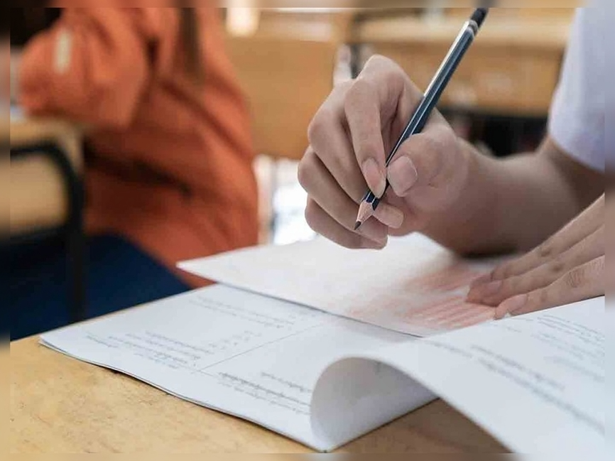 ఒకే సెంటర్‌లో 10 మంది విద్యార్థులు డిబార్