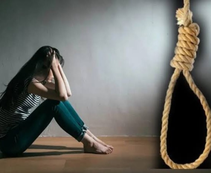 పరీక్షల భయంతో విద్యార్థిని ఆత్మహత్య